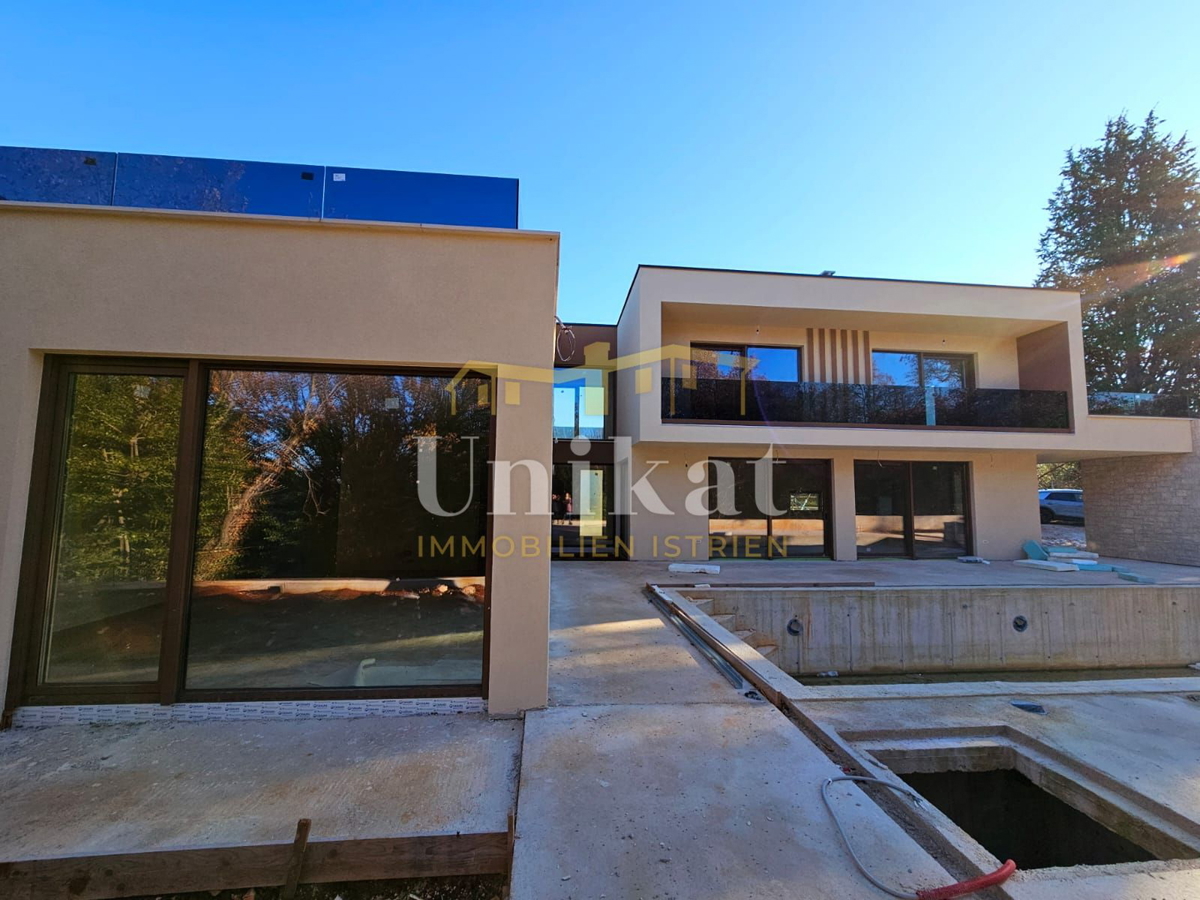 Moderna vrstna hiša s bazenom in pogledom na zelenje, Poreč